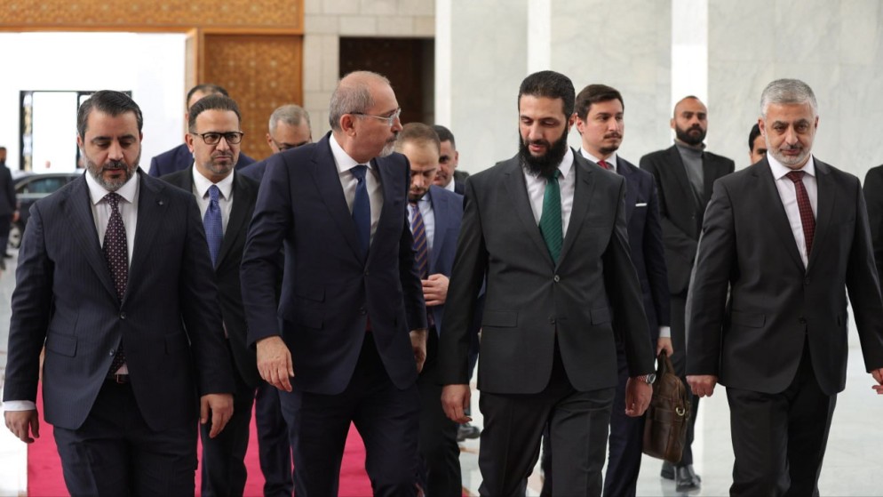 نائب رئيس الوزراء وزير الخارجية وشؤون المغتربين أيمن الصفدي خلال لقائه القائد العام للإدارة السورية الجديدة أحمد الشرع في دمشق. (سانا)