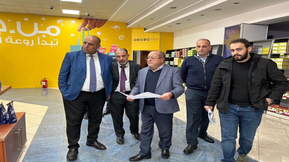 مدير عام شركة الأسواق الحرة الأردنية هيثم المجالي ومجموعة من الموظفين خلال جولة مركز جابر الحدودي. (بترا)