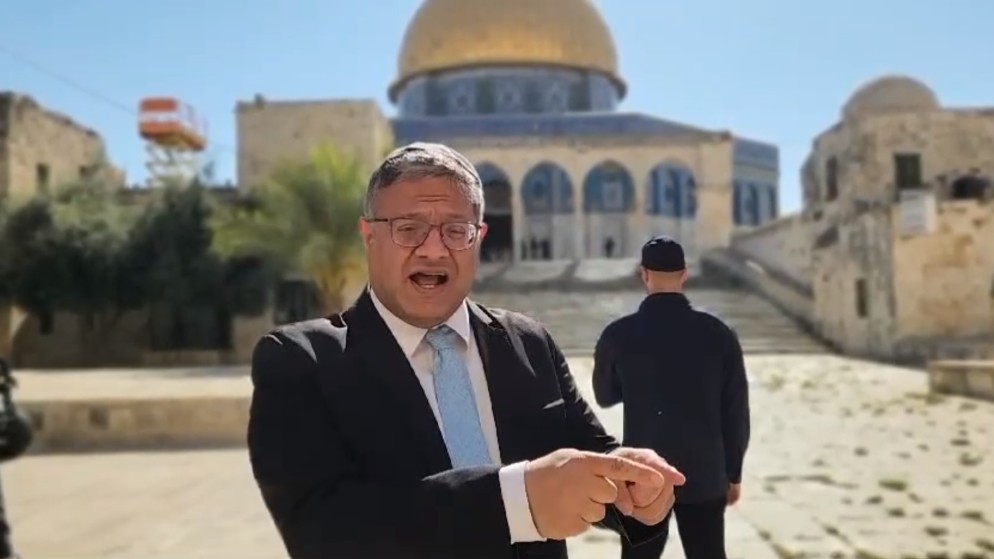 وزير الأمن القومي الإسرائيلي المتطرف ايتمار بن غفير، خلال اقتحامه باحات المسجد الأقصى المبارك. (وفا)