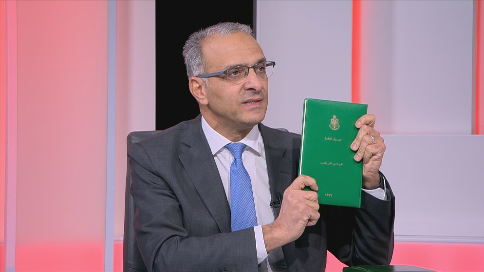 رئيس ديوان المحاسبة، راضي الحمادين يستعرض تقرير صادر عن عام 1976.(المملكة)