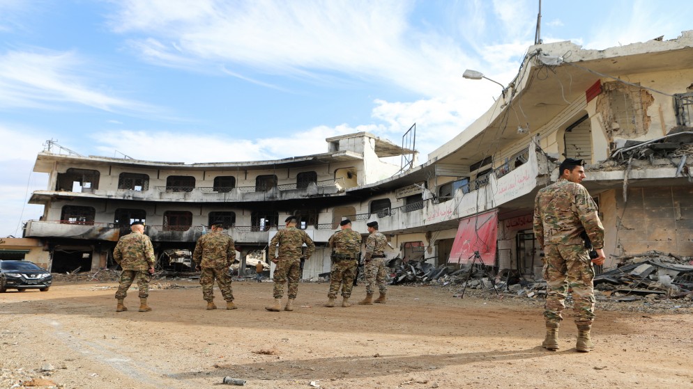 أفراد من الجيش اللبناني يقفون بالقرب من الأنقاض في موقع متضرر بعد وقف إطلاق النار بين إسرائيل وحزب الله، في قرية الخيام ، 23 ;كانون الأول 2024. رويترز