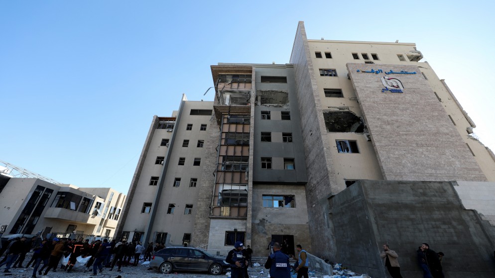فلسطينيون يتفقدون موقع غارة إسرائيلية على مستشفى الوفاء في مدينة غزة، 29 ديسمبر 2024. رويترز