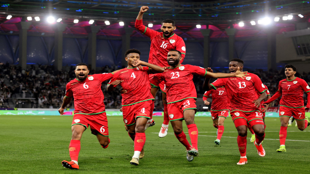 لاعبو المنتخب العُماني خلال مباراة نصف النهائي أمام السعودية. (رويترز)