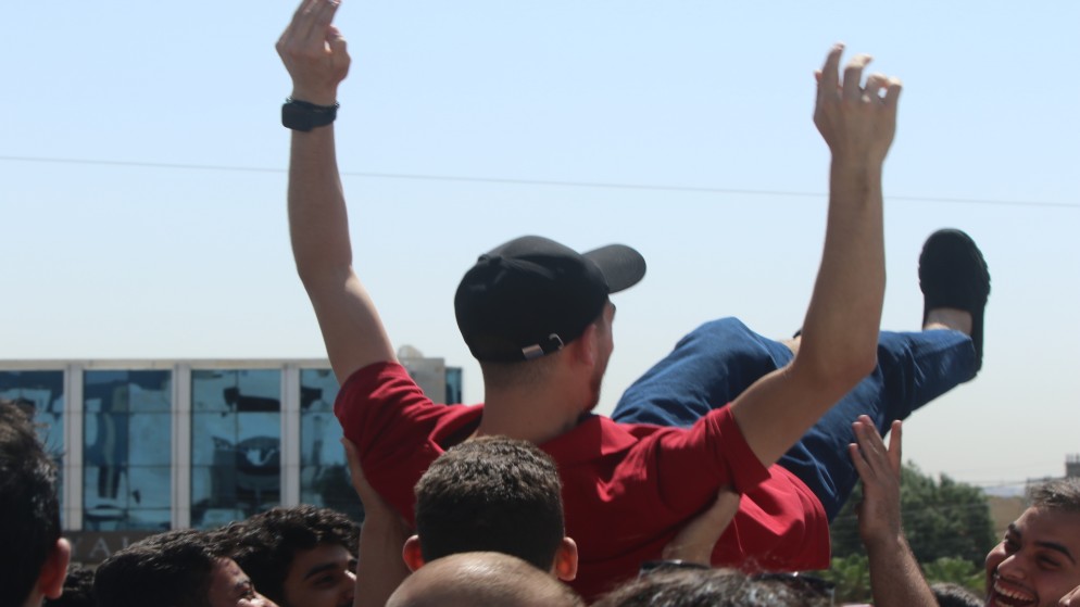 صورة أرشيفية لاحتفال طلاب بنتائج الثانوية العامة في عمّان. (صلاح ملكاوي/ المملكة)