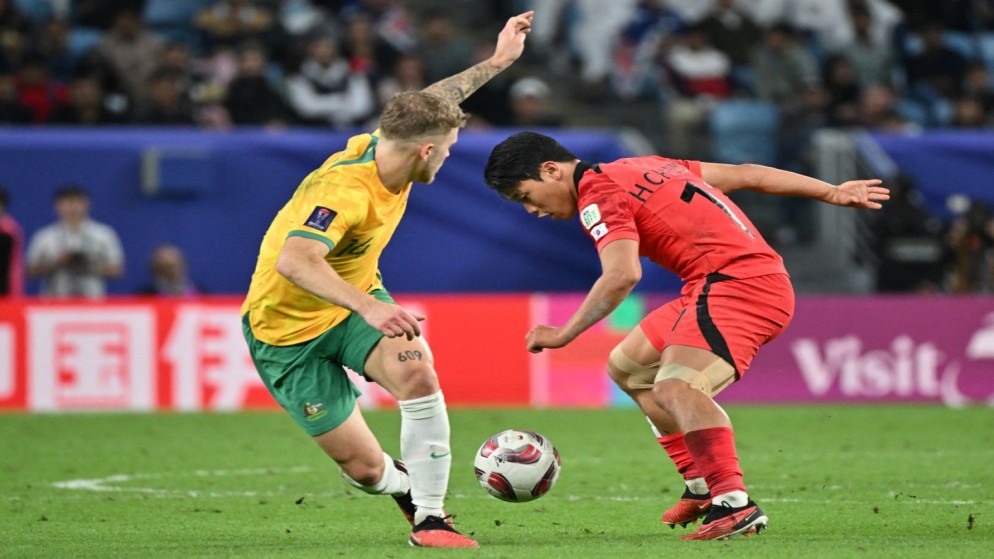 لاعب خط وسط كوريا الجنوبية هوانغ هي تشان يراقب لاعب خط الوسط الأسترالي رايلي ماكغري خلال مباراة كرة القدم في ربع نهائي كأس آسيا 2023 بين أستراليا وكوريا الجنوبية، 2 شباط 2024. (أ ف ب)