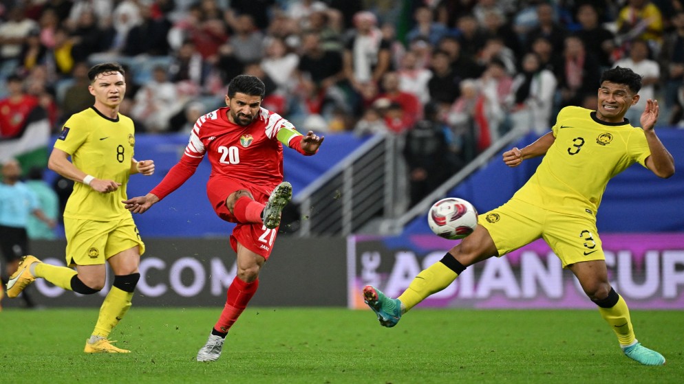 لاعب المنتخب الوطني حمزة الدردور خلال مباراة ماليزيا في كأس آسيا 2023. (أ ف ب)