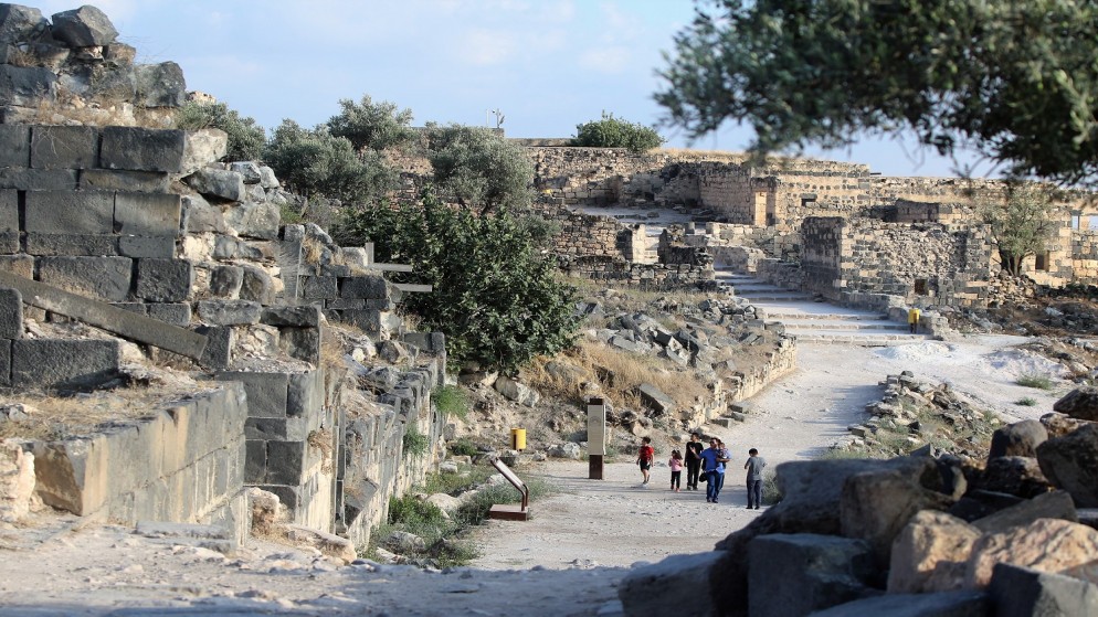 سياح في منطقة أم قيس الأثرية في شمال الأردن. (صلاح ملكاوي / المملكة)
