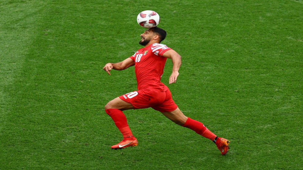 الجناح موسى التعمري في مباراة الأردن أمام العراق على ملعب خليفة الدولي في قطر ضمن كأس آسيا 2023. (رويترز)