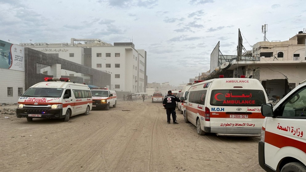 سيارات إسعاف تنتظر خارج مستشفى الشفاء في قطاع غزة، 25 تشرين الثاني 2023. (رويترز)
