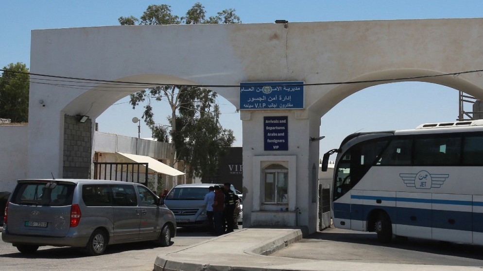 مركبات عند جسر الملك حسين الذي يربط بين الأردن والأراضي الفلسطينية. 19/07/2022 (أ ف ب)
