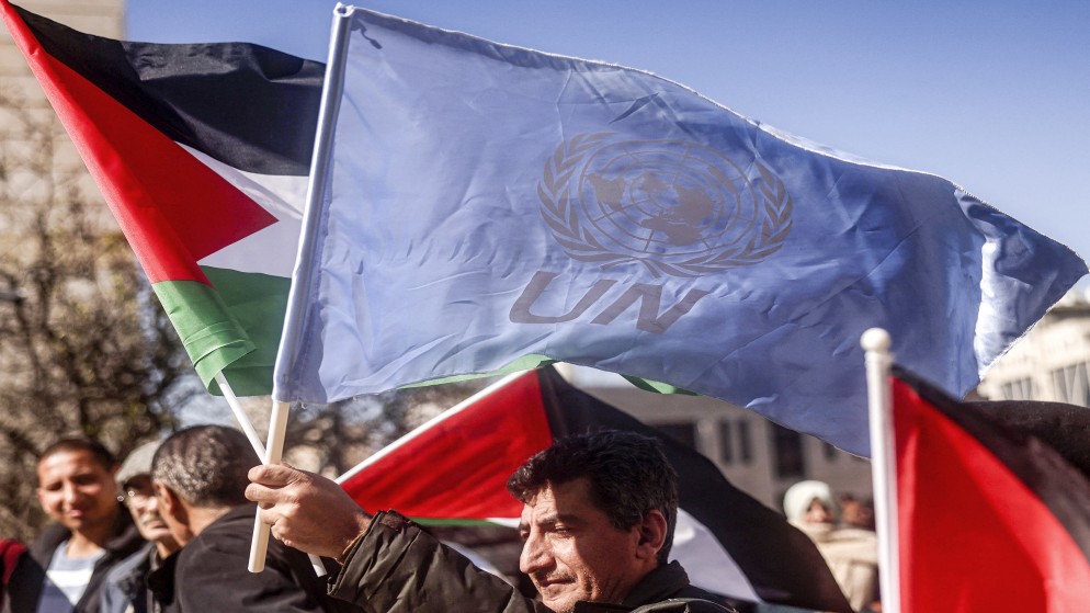 فلسطينيون خارج مكاتب أونروا في الخليل في الضفة الغربية المحتلة يحتجون على تجميد دول لتمويل الوكالة، 7 شباط/فبراير 2024. (أ ف ب)