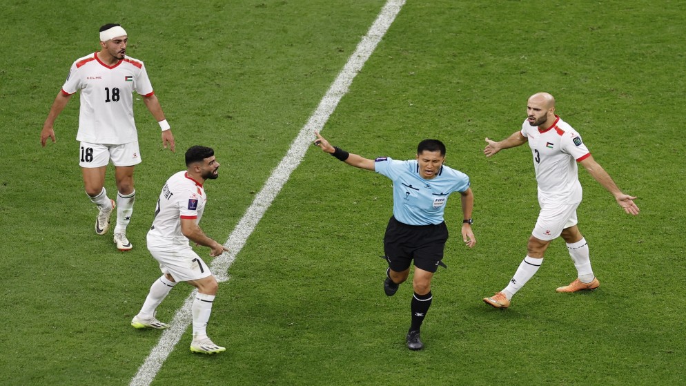 الحكم الصيني ما نينغ خلال مباراة بين المنتخبين الفلسطيني والقطري في دور الستة عشر من كأس آسيا لكرة القدم. (رويترز)