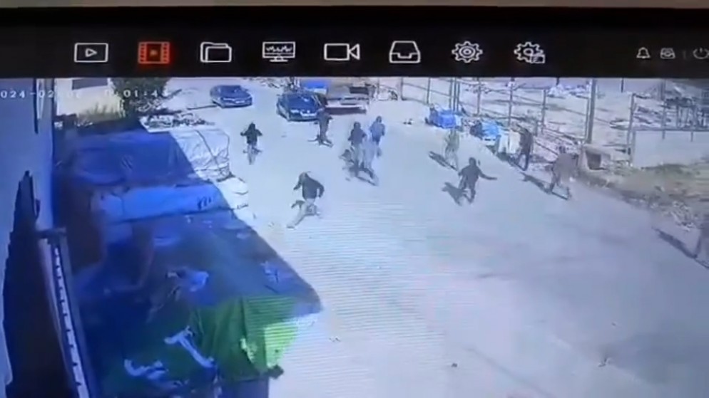 مستوطنون يلقون الحجارة على فلسطينيين في نابلس. (المملكة)