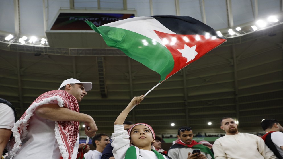 جماهير أردنية في ملعب أحمد بن علي في قطر خلال نصف نهائي كأس آسيا. (رويترز)