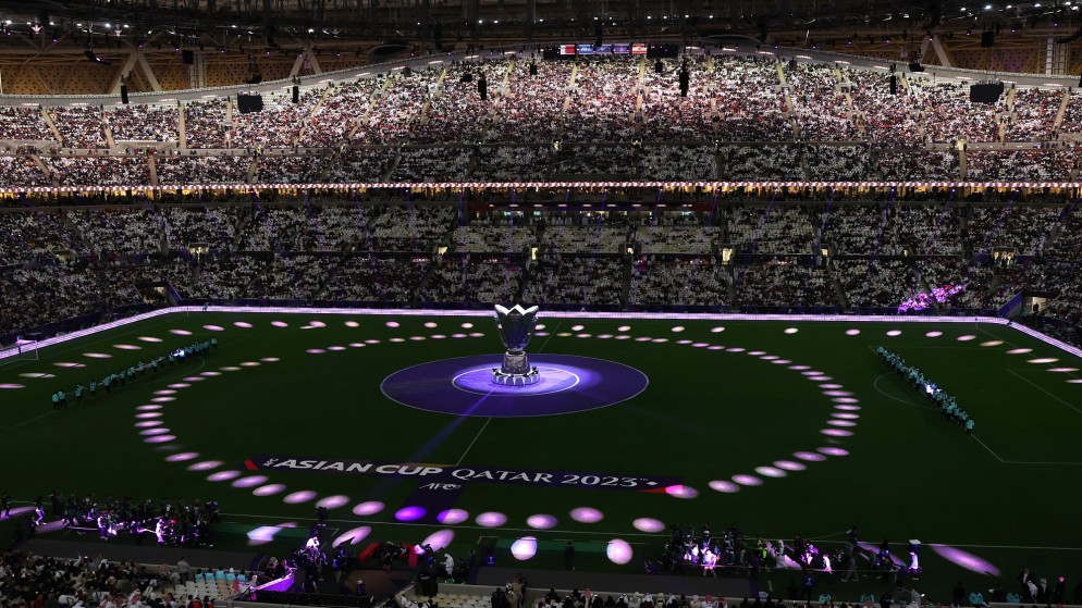 مجسم كأس آسيا وسط ملعب لوسيل في قطر قبيل المباراة الافتتاحية لكأس آسيا 2023. (رويترز)