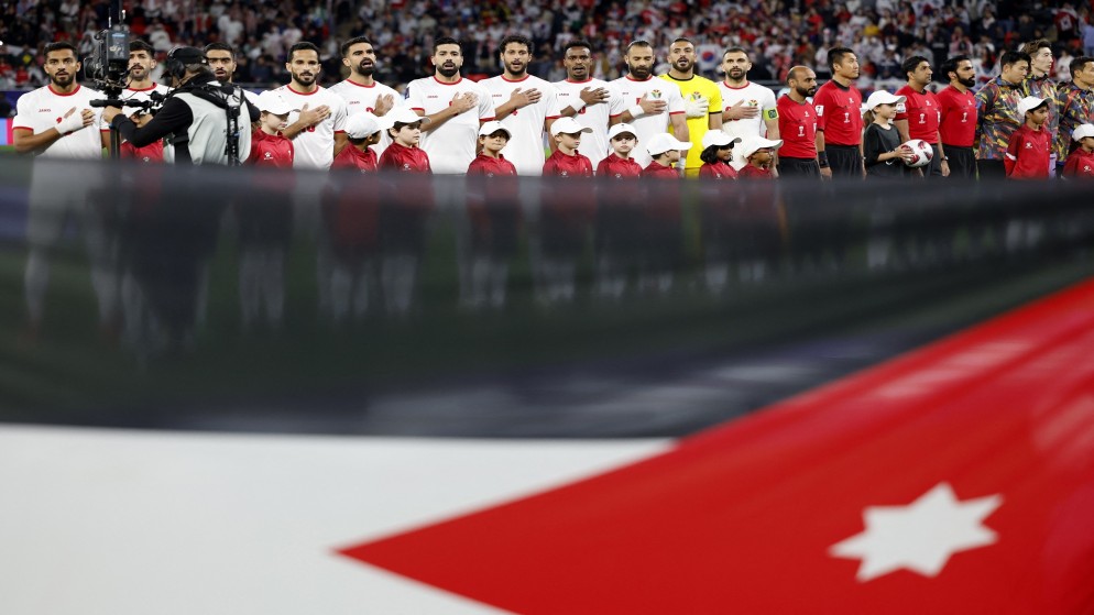 لاعبو المنتخب الوطني لدى ترديد السلام الملكي قبل المباراة أمام كوريا الجنوبية في نصف نهائي كأس آسيا 2023. (رويترز)