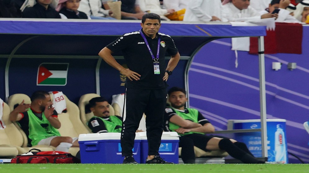المدرب المغربي للمنتخب الوطني لكرة القدم الحسين عموتة خلال المباراة النهائية في كأس آسيا. (رويترز)