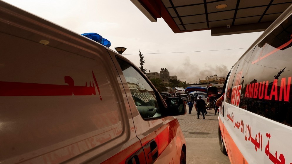 دخان يتصاعد بعد غارة إسرائيلية، كما يظهر من مجمع ناصر في خان يونس جنوبي قطاع غزة، 19 تشرين الأول 2023. (رويترز)