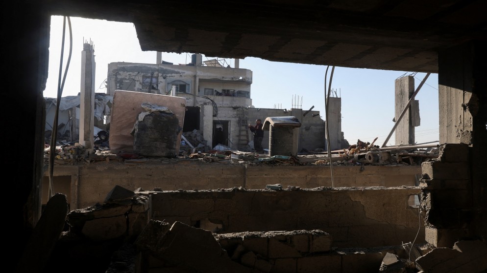 فلسطيني يتفقد موقع غارة إسرائيلية على منزل في رفح بجنوب قطاع غزة، 7 فبراير 2024. (رويترز)