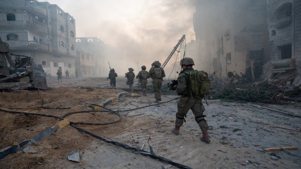 جنود من جيش الاحتلال الإسرائيلي يسيرون في قطاع غزة. 21 كانون الثاني 2024. (رويترز)