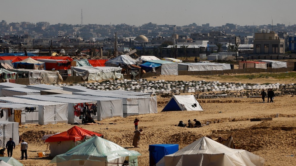 نازحون فلسطينيون في خيام في رفح جنوب قطاع غزة، 8 شباط/ فبراير 2024. (رويترز)