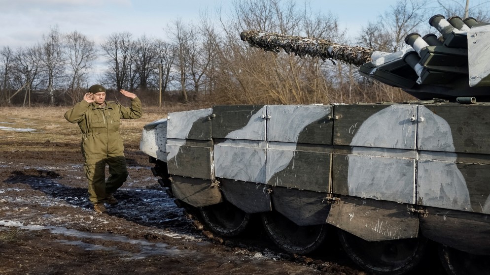 جندي أوكراني يوجه مسار دبابة قبل إجراء صيانة لها، 8 شباط/فبراير 2024. (رويترز)