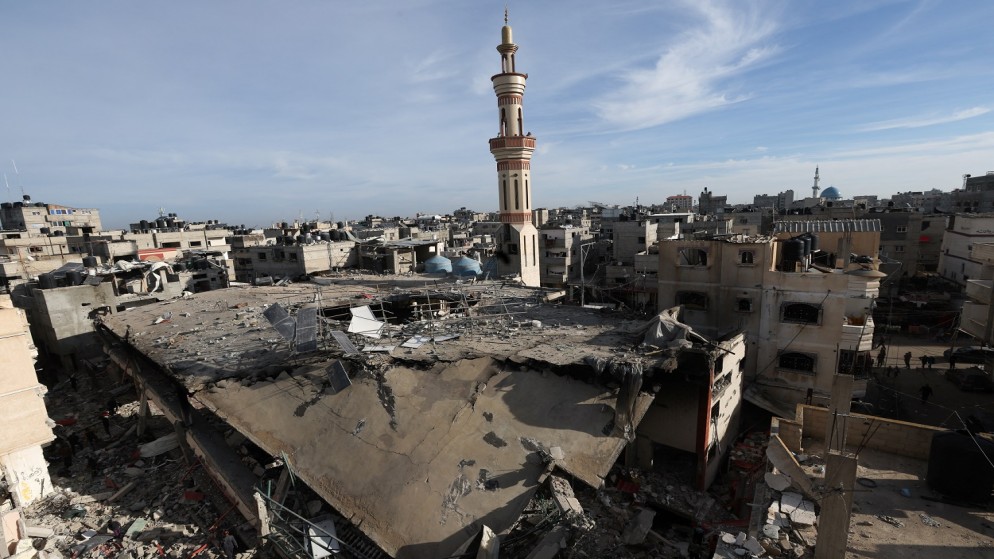 فلسطينيون يتفقدون موقع غارة إسرائيلية على مسجد، في رفح جنوبي قطاع غزة، 12 فبراير 2024. (رويترز)