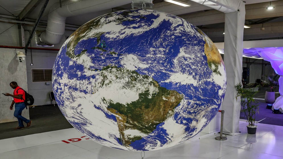 نموذج بالحجم الطبيعي يصور الكرة الأرضية في كشك في القاعة المهجورة في مركز شرم الشيخ الدولي للمؤتمرات خلال فعاليات مؤتمر المناخ (كوب 27). 19/11/2022