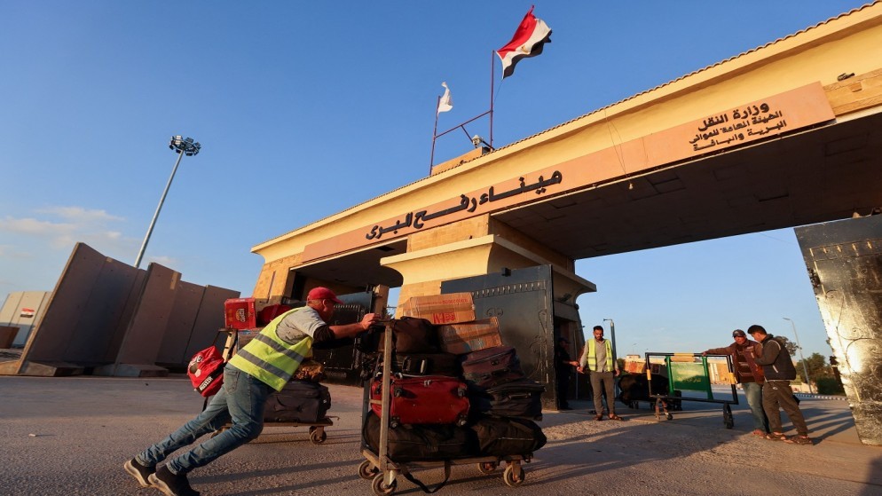 عامل يدفع عربة أمتعة عند معبر رفح الحدودي بين مصر وقطاع غزة، 30 نوفمبر 2023. (رويترز)