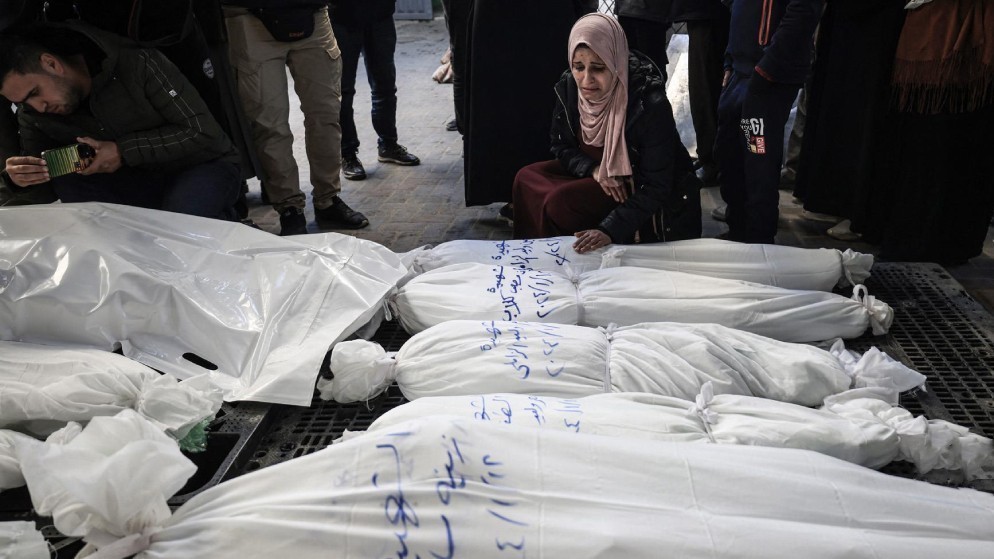 تشييع عدد من جثامين الشهداء جراء الغارات الإسرائيلية على رفح، 18/01/2024. (أ ف ب)