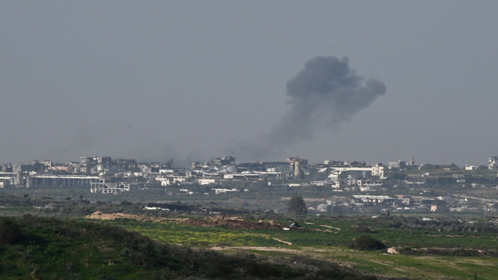 دخان يتصاعد عقب غارة من الاحتلال الإسرائيلي على قطاع غزة، 13 شباط 2024. (رويترز)