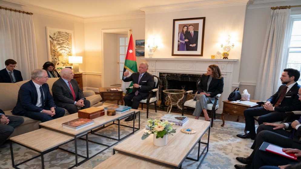 جلالة الملك عبدالله الثاني خلال لقائه مع عدد من أعضاء مجلس الشيوخ الأميركي. (الديوان الملكي الهاشمي)