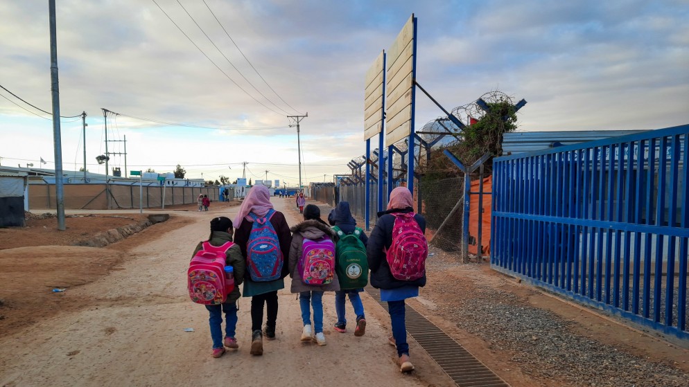 طالبات يتوجهن إلى مدارسهن في مخيم الزعتري للاجئين السوريين في محافظة المفرق شمالي الأردن. (المملكة)