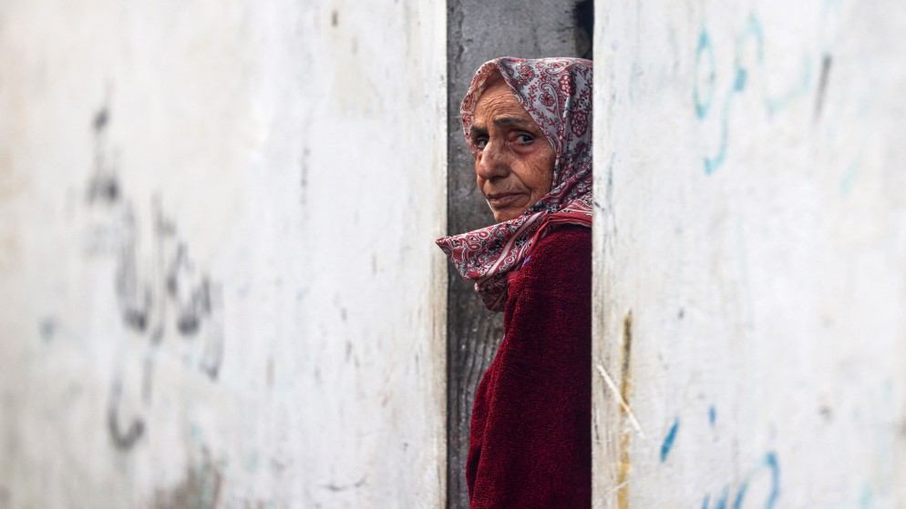 امرأة فلسطينية عند مستشفى رفح في جنوب قطاع غزة، 16 شباط/فبراير 2024. (أ ف ب)