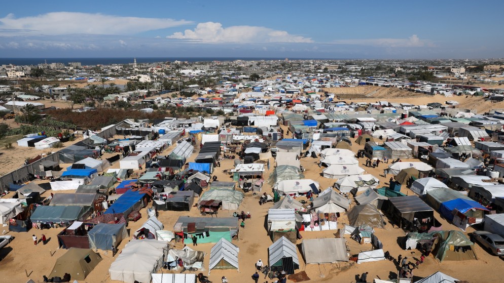 نازحون فلسطينيون، فروا من منازلهم بسبب ضربات إسرائيلية، في رفح جنوبي قطاع غزة، 14 فبراير 2024. (رويترز)