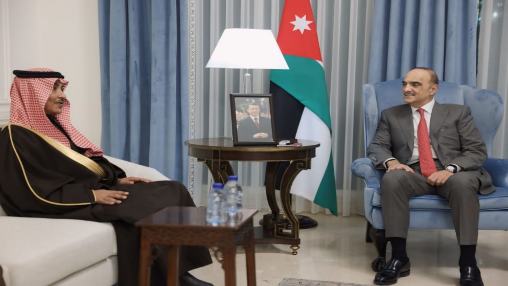 رئيس الوزراء بشر الخصاونة (يمين) خلال استقباله وزير الإعلام في السعودي سلمان الدوسري (يسار) في دار رئاسة الوزراء. (رئاسة الوزراء)