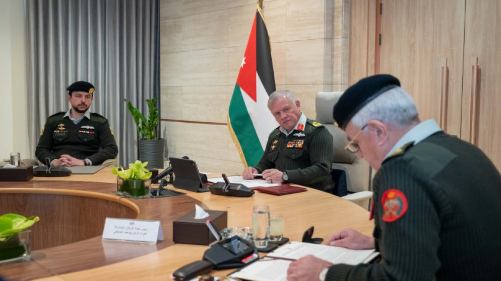 جلالة الملك عبدالله الثاني القائد الأعلى للقوات المسلحة خلال زيارته للقيادة العامة للقوات المسلحة يرافقه سمو الأمير الحسين بن عبدالله الثاني ولي العهد. (الديوان الملكي الهاشمي)