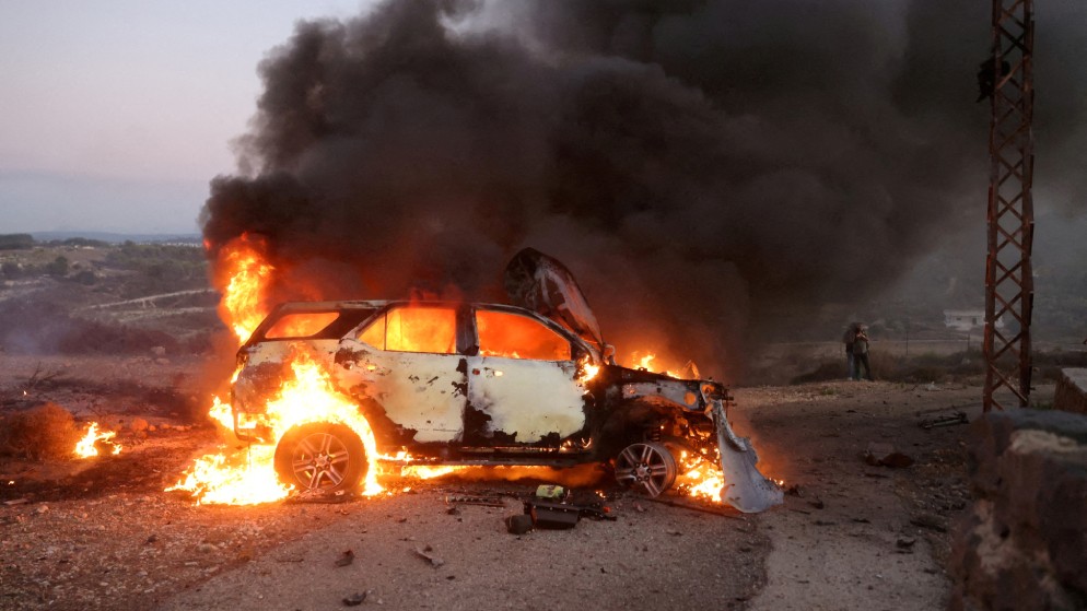 سيارة تابعة لفريق الجزيرة تحترق في الموقع الذي استهد فيه صحفي رويترز عصام عبد الله وأصيب ستة آخرون بقذيفتين أطلقتهما دبابة من إسرائيل جنوبي لبنان. 13 تشرين الأول 2023. (رويترز)