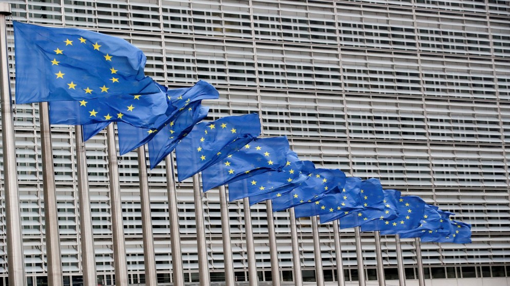 أعلام الاتحاد الأوروبي أمام مقره في بروكسل. (رويترز)