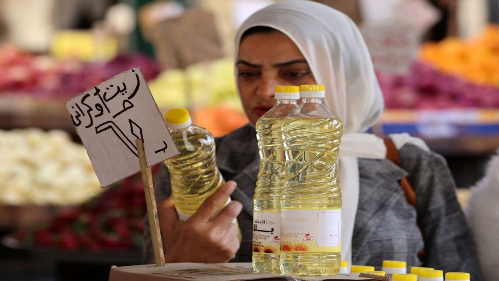 امرأة تتسوق في محل تجاري في القاهرة. (رويترز)