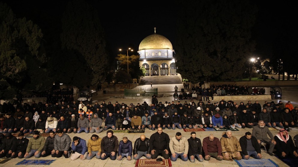 فلسطينيون يؤدون صلاة التراويح داخل المسجد الأقصى. 10 آذار/مارس 2024. (أوقاف القدس)