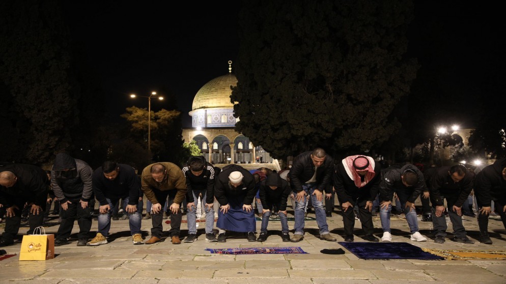 فلسطينيون يؤدون صلاة التراويح داخل المسجد الأقصى. 10 آذار/مارس 2024. (أوقاف القدس)