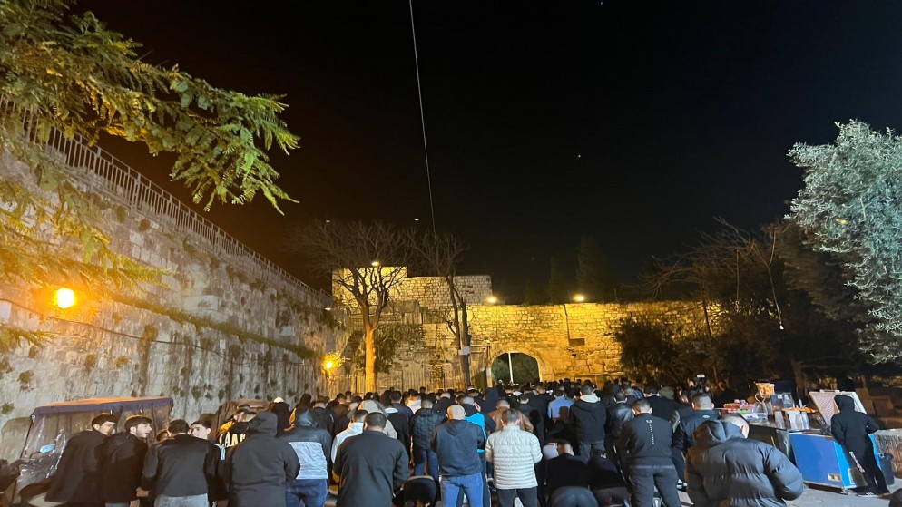 مصلون يؤدون الصلاة عند باب الأسباط خارج المسجد الأقصى. (محافظة القدس)