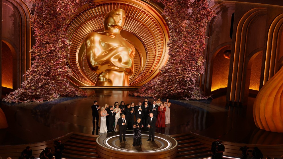 المخرج كريستوفر نولان والمنتجان إيما توماس وتشارلز روفن يفوزان بجائزة الأوسكار لأفضل فيلم عن "أوبنهايمر" خلال حفل توزيع جوائز الأوسكار الـ 96 في هوليوود بكاليفورنيا. 10/03/2024. (رويترز)