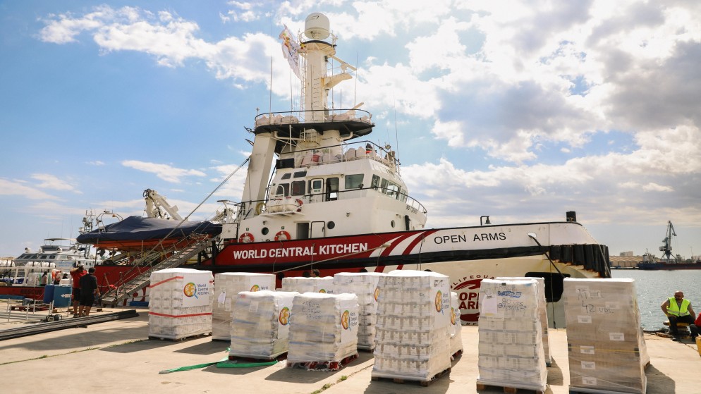 سفينة إنقاذ في ميناء لارنكا في قبرص تحمل مساعدات إلى قطاع غزة. (وورلد سنترال كيتشن)