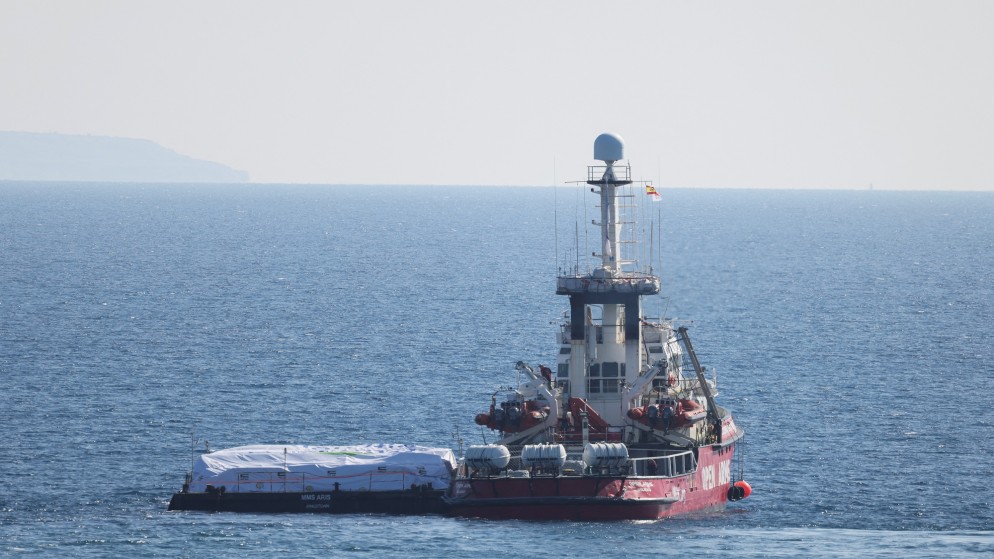 سفينة الإنقاذ "ذا أوبن آرمز" المملوكة لمنظمة غير حكومية إسبانية، تغادر حاملة مساعدات إنسانية لغزة من ميناء لارنكا، قبرص، .12 مارس/آذار 2024. (رويترز)