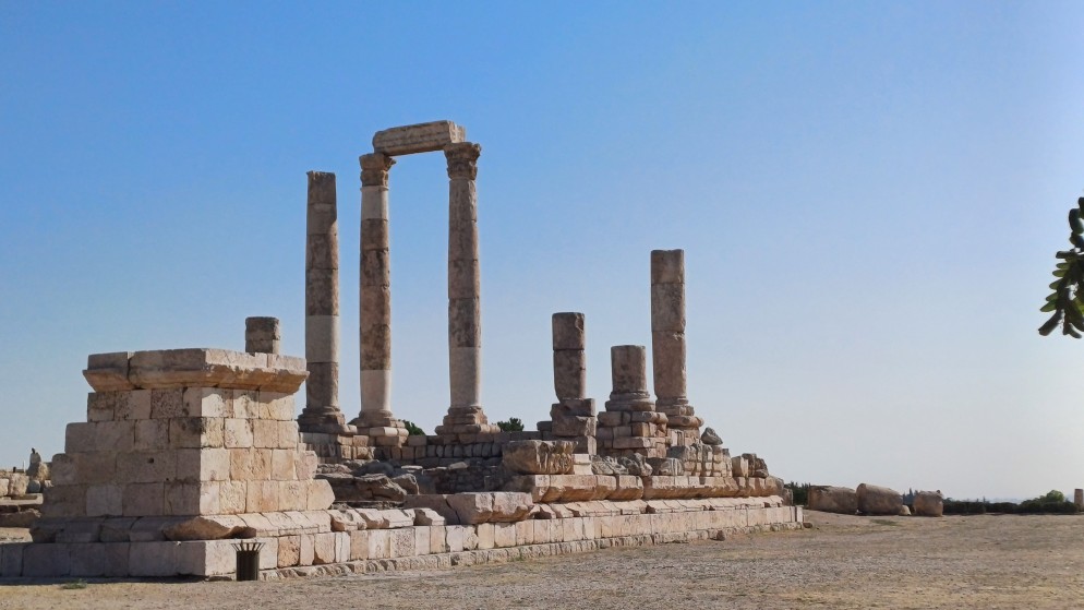 منظر عام لآثار معبد هرقل الروماني في جبل القلعة في عمّان. (المملكة)