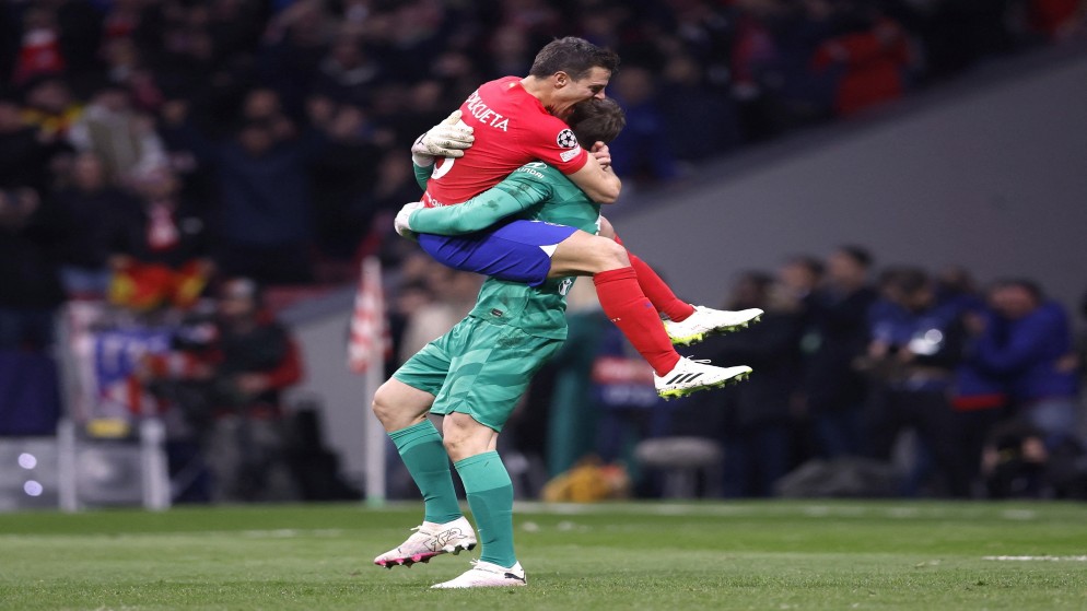 المدافع الإسباني سيزار أزبيليكويتا يحتفل مع الحارس يان أوبلاك بعد فوز أتليتيكو مدريد. (رويترز)