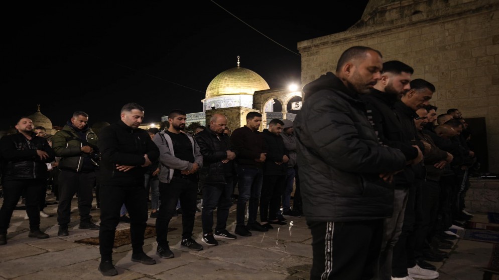 مصلون في المسجد الأقصى المبارك في الليلة الرابعة من رمضان. (دائرة الأوقاف الإسلامية في القدس)