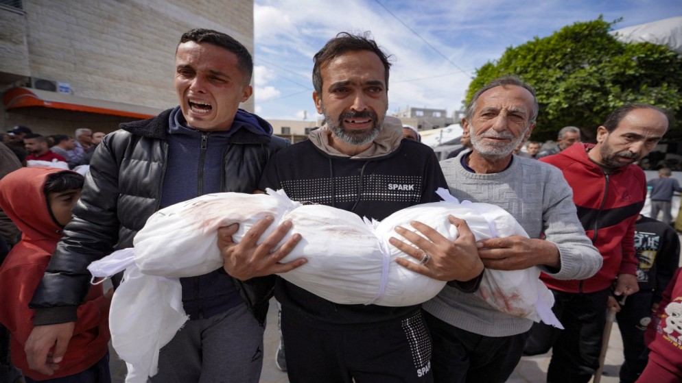 طفل فلسطيني شهيد إثر غارات من الاحتلال الإسرائيلي على دير البلح وسط قطاع غزة، 14 آذار 2024. (أ ف ب)